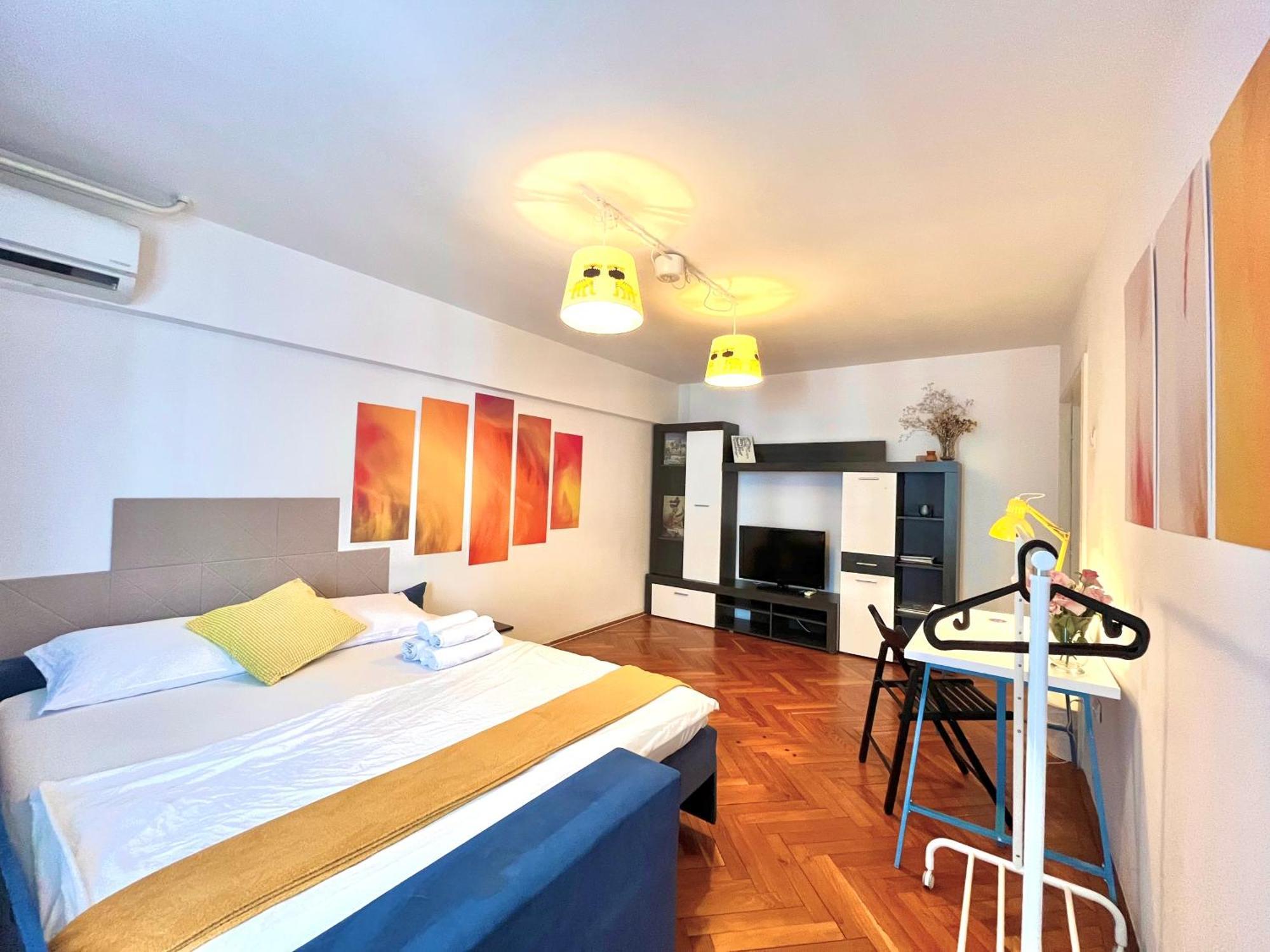 City Center Unirii Square Private Rooms With City View - Shared Amenities Boekarest Buitenkant foto