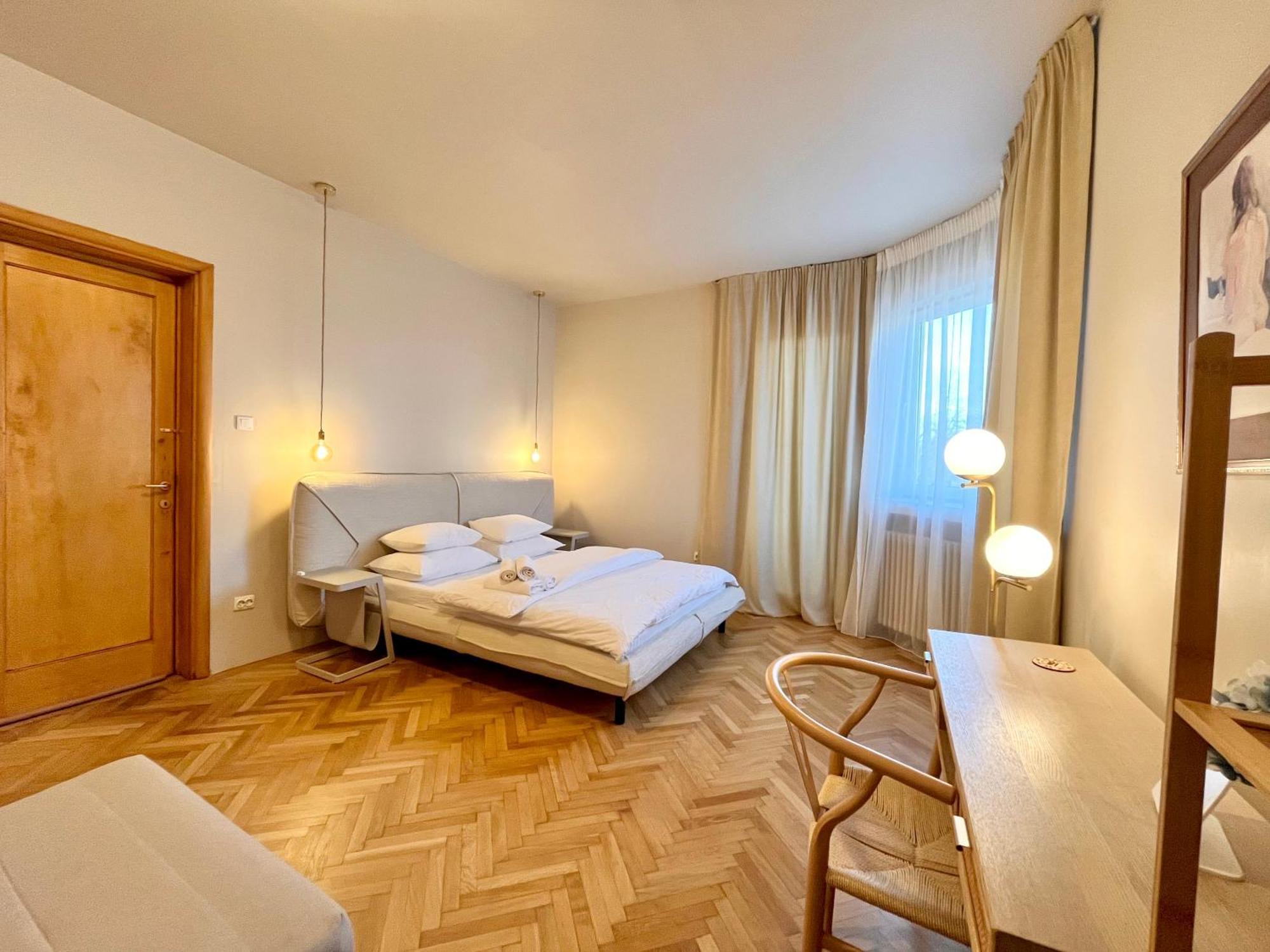 City Center Unirii Square Private Rooms With City View - Shared Amenities Boekarest Kamer foto