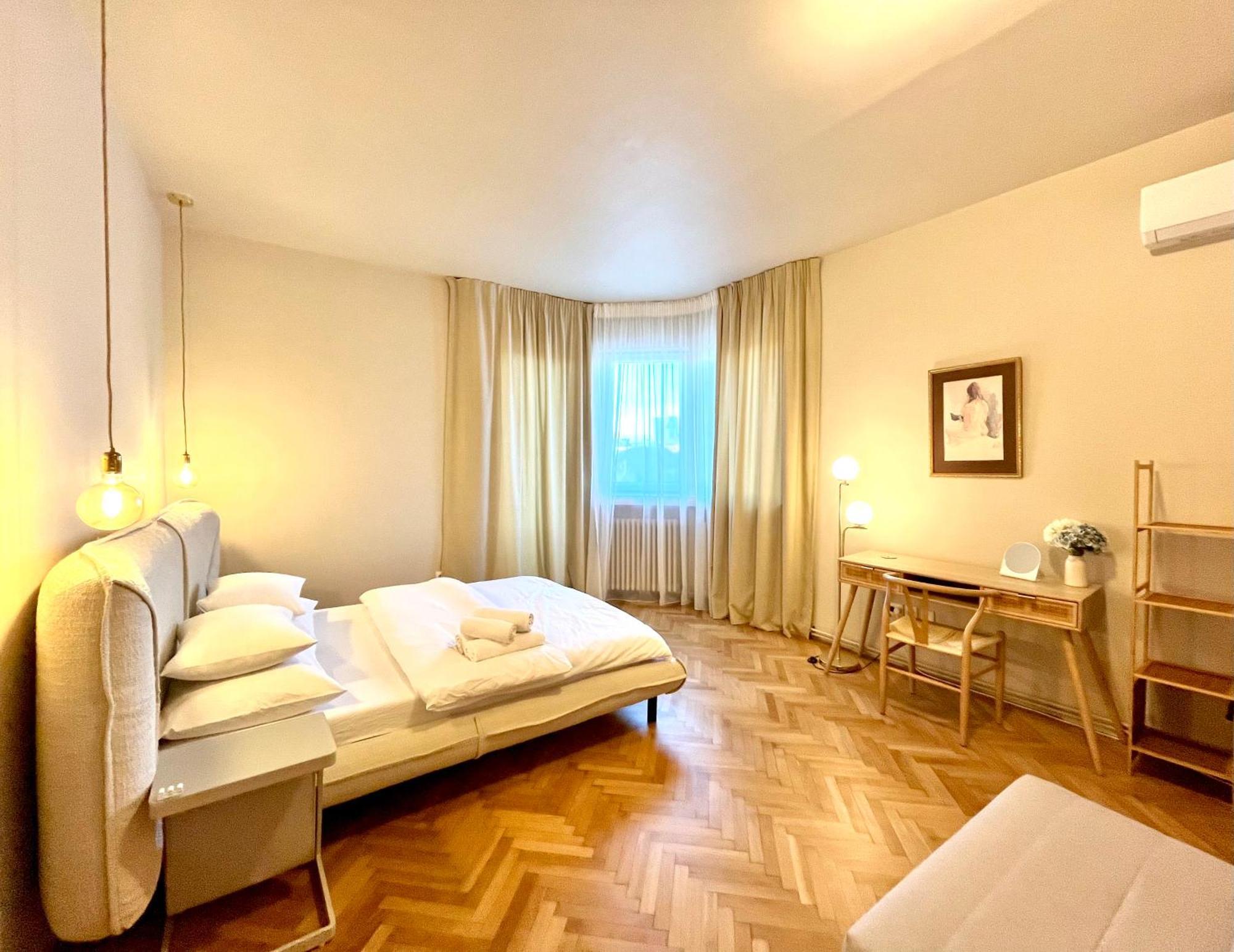 City Center Unirii Square Private Rooms With City View - Shared Amenities Boekarest Buitenkant foto