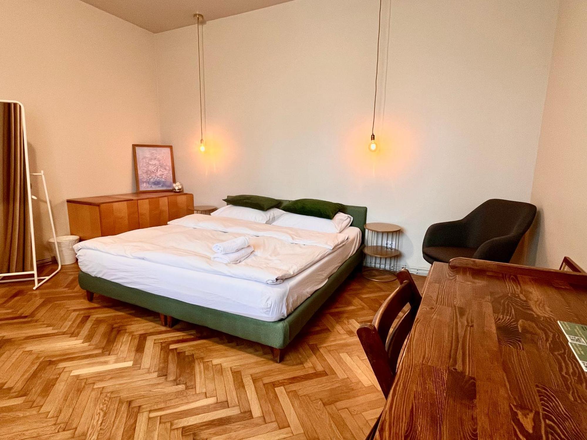 City Center Unirii Square Private Rooms With City View - Shared Amenities Boekarest Buitenkant foto