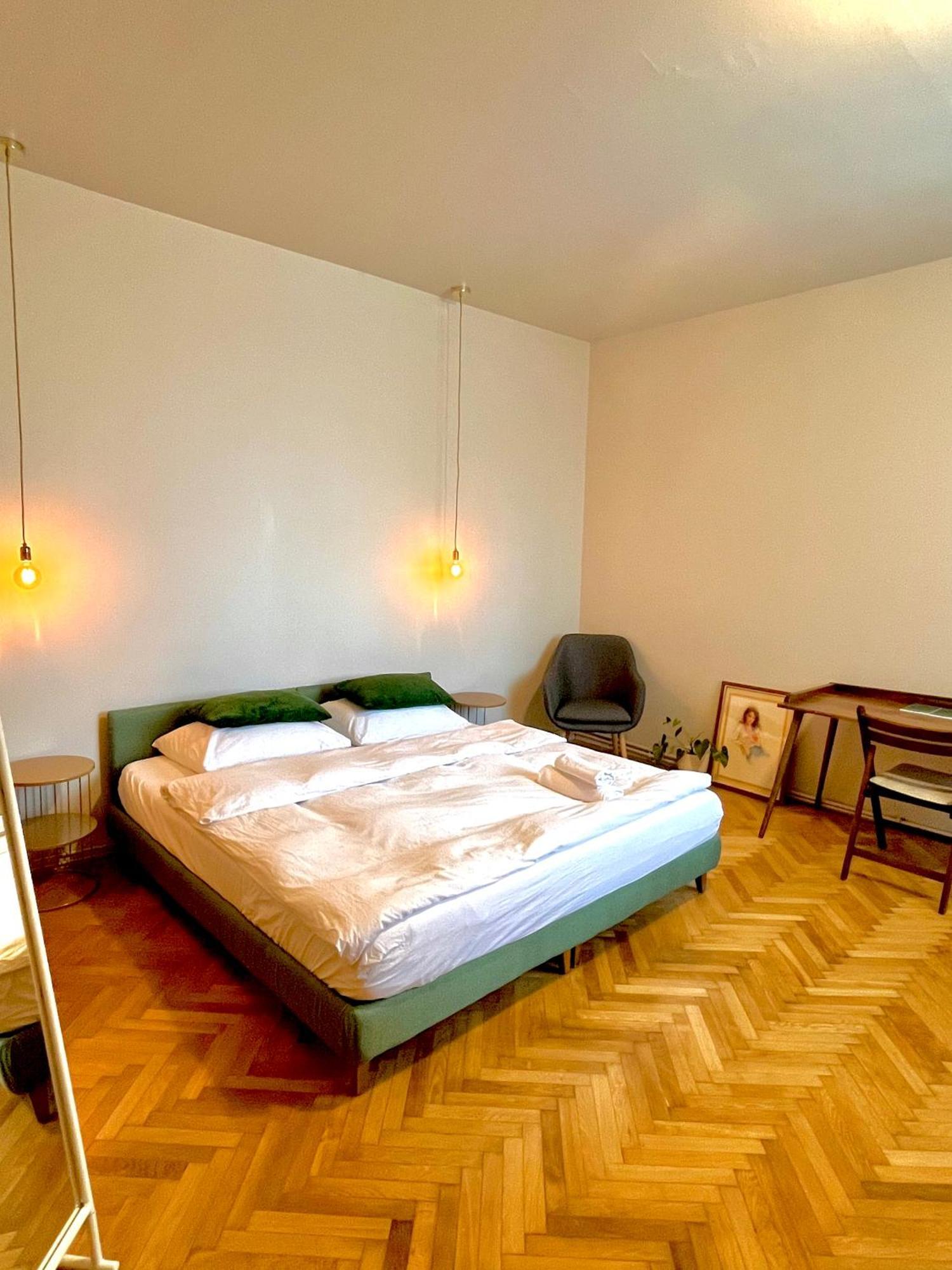 City Center Unirii Square Private Rooms With City View - Shared Amenities Boekarest Buitenkant foto